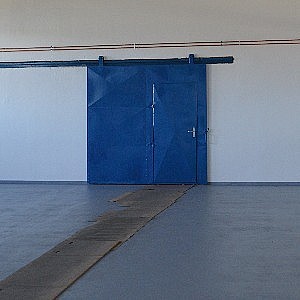 Nová vrata ve výrobní hale